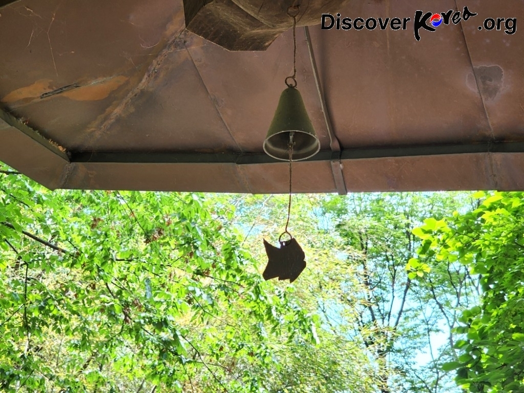 길상사-진영각-법정스님-유골 모신 곳-처마 풍경.jpg