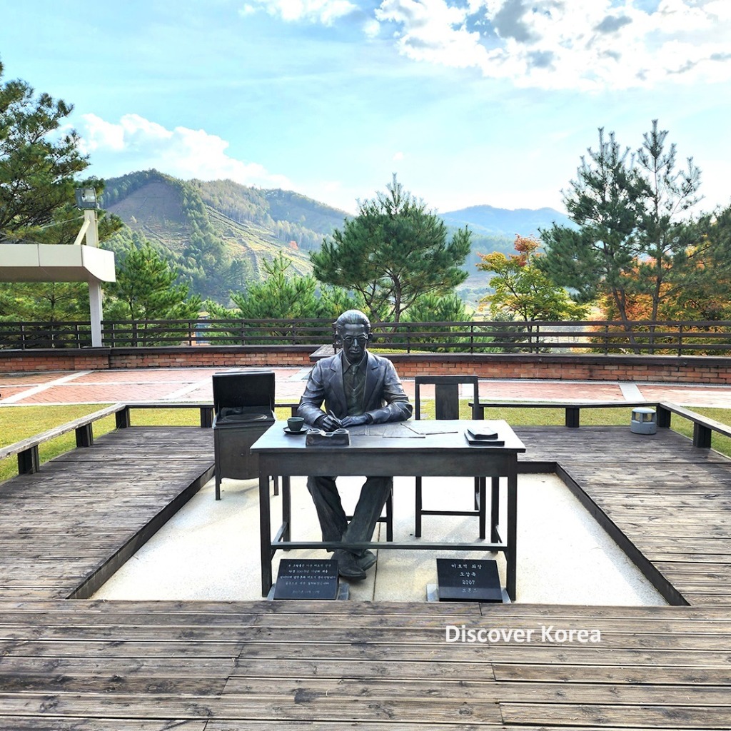 Lee Hyoseok Literature Hall-4-Statue of the Writer outside the Hall.jpg